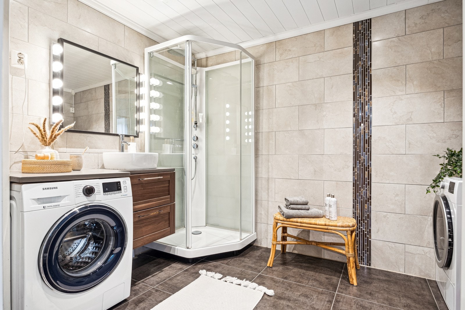 Baderommet er utstyrt med vegghengt servantinnredning, vegghengt toalett og ovenpåliggende servant med armatur. Galleribilde