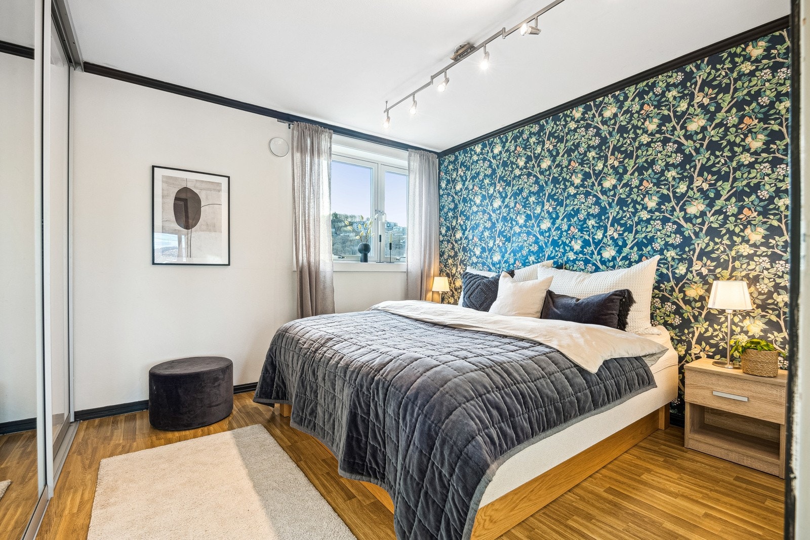 Leiligheten disponerer 2 soverom - Hovedsoverommet måler 12 kvm og har god plass til å innrede med både dobbeltseng og garderobeløsning uten at det oppleves rotete. Galleribilde