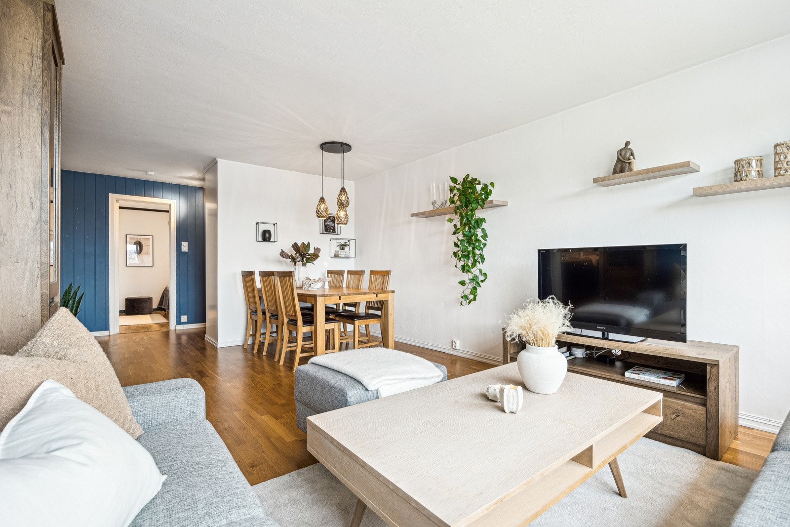 Stuen er malt i en lys, moderne farge - perfekt for å sette ditt eget preg gjennom interiør og pynt. Galleribilde