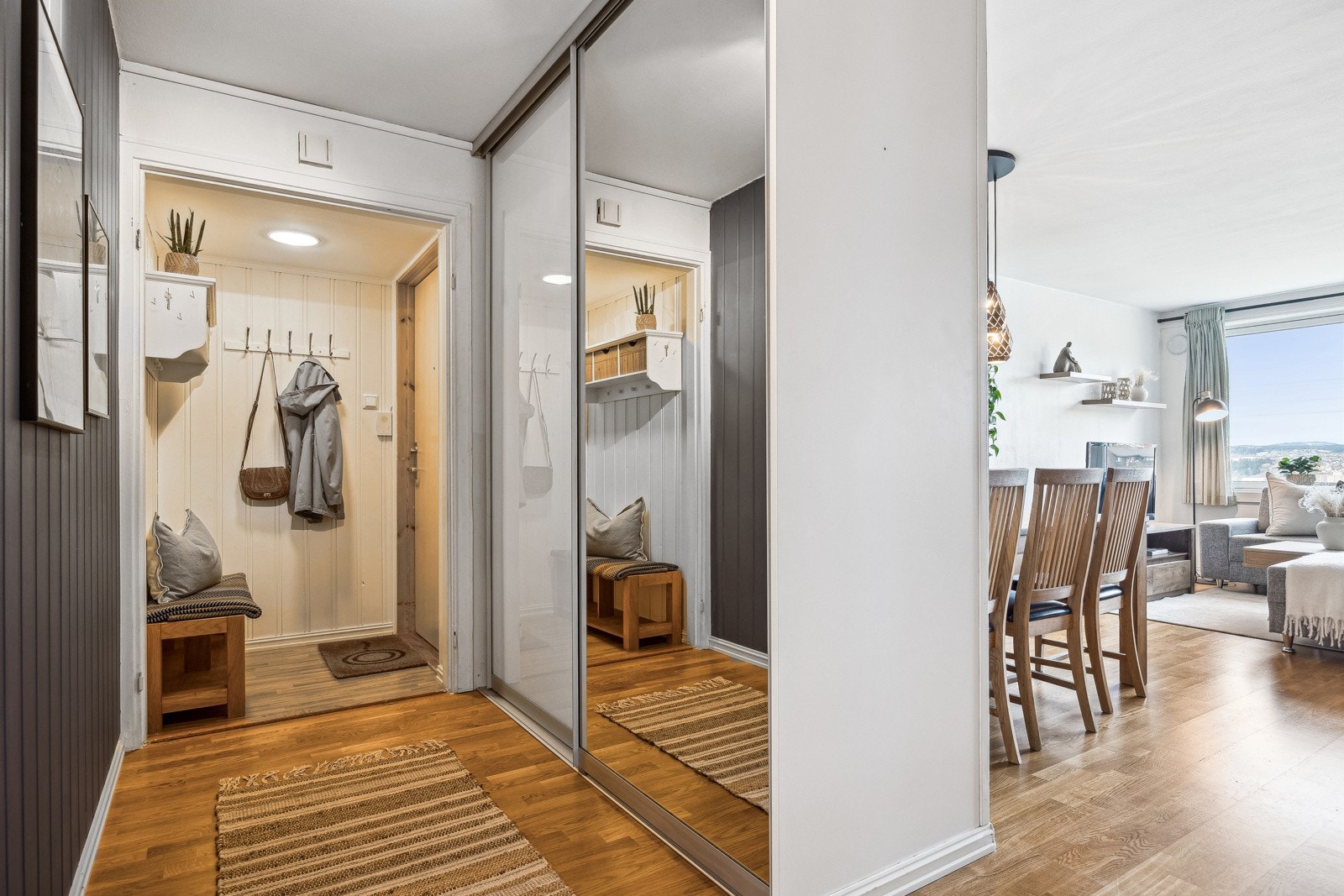 Entréen fremstår som moderne og har god plass til oppbevaring. Galleribilde