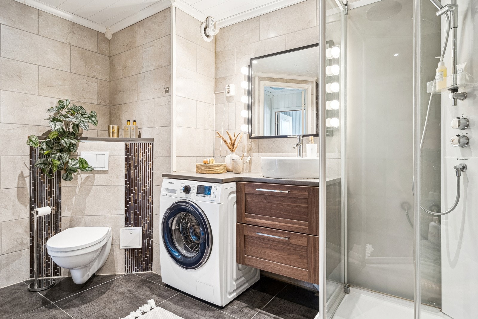 Dette lyse og moderne baderommet ble oppgradert i 2016 med nye overflater, membran, sluk og innredning. Galleribilde