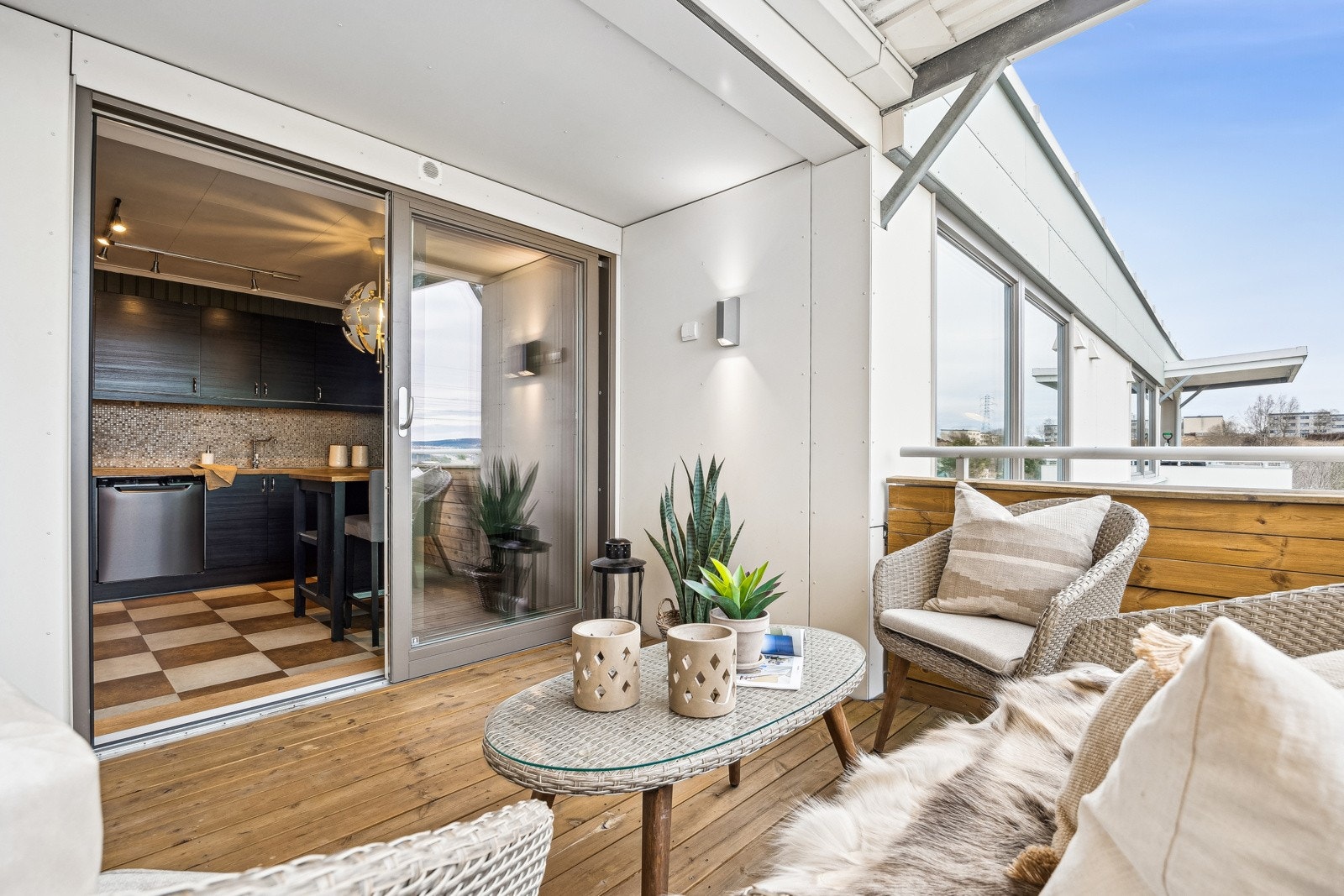 Balkongen er den perfekte forlengelsen av kjøkkenet, og gir rom for hyggelige stunder utendørs. Galleribilde