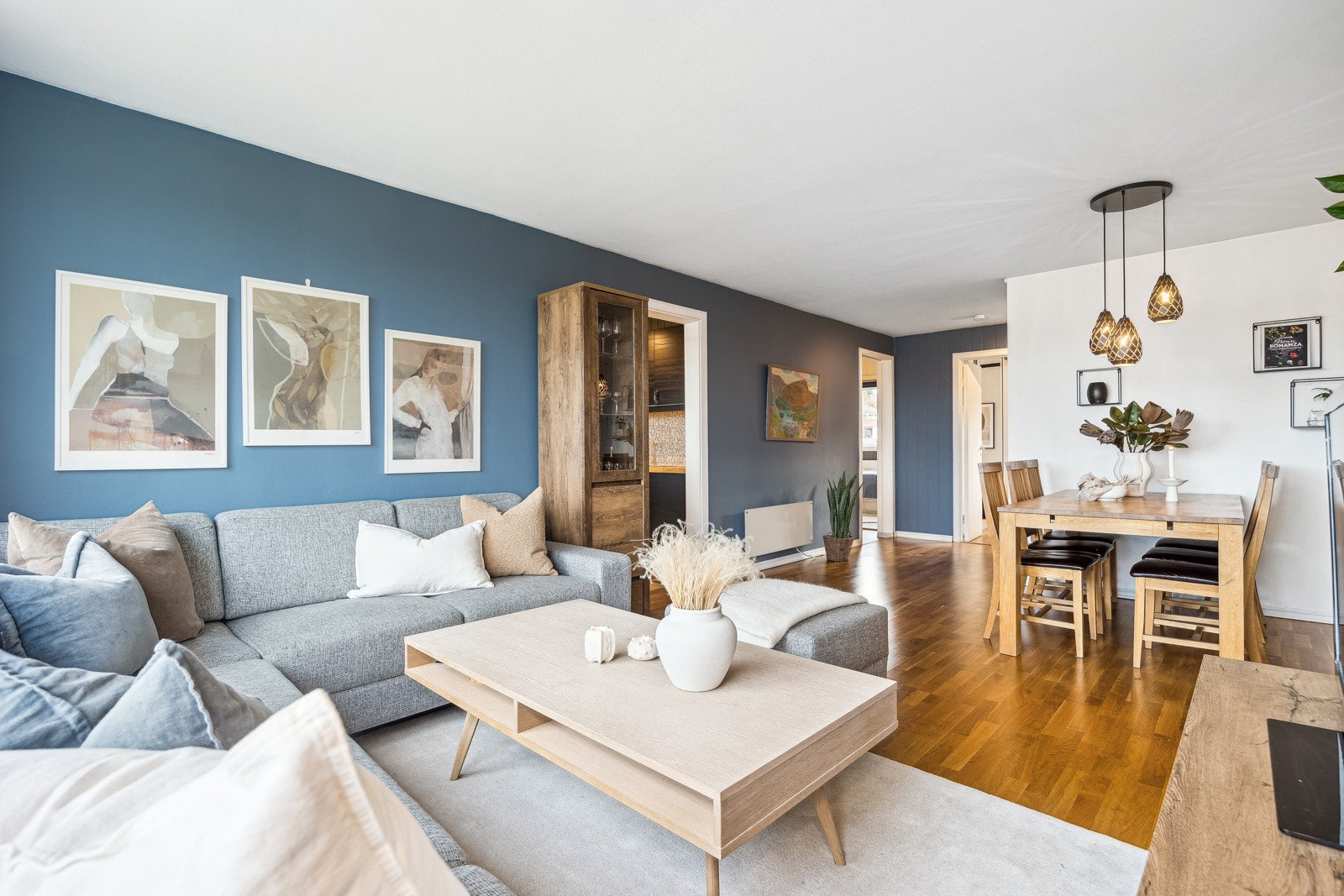 Spisegruppen finner sin naturlige plass på stuen. Galleribilde