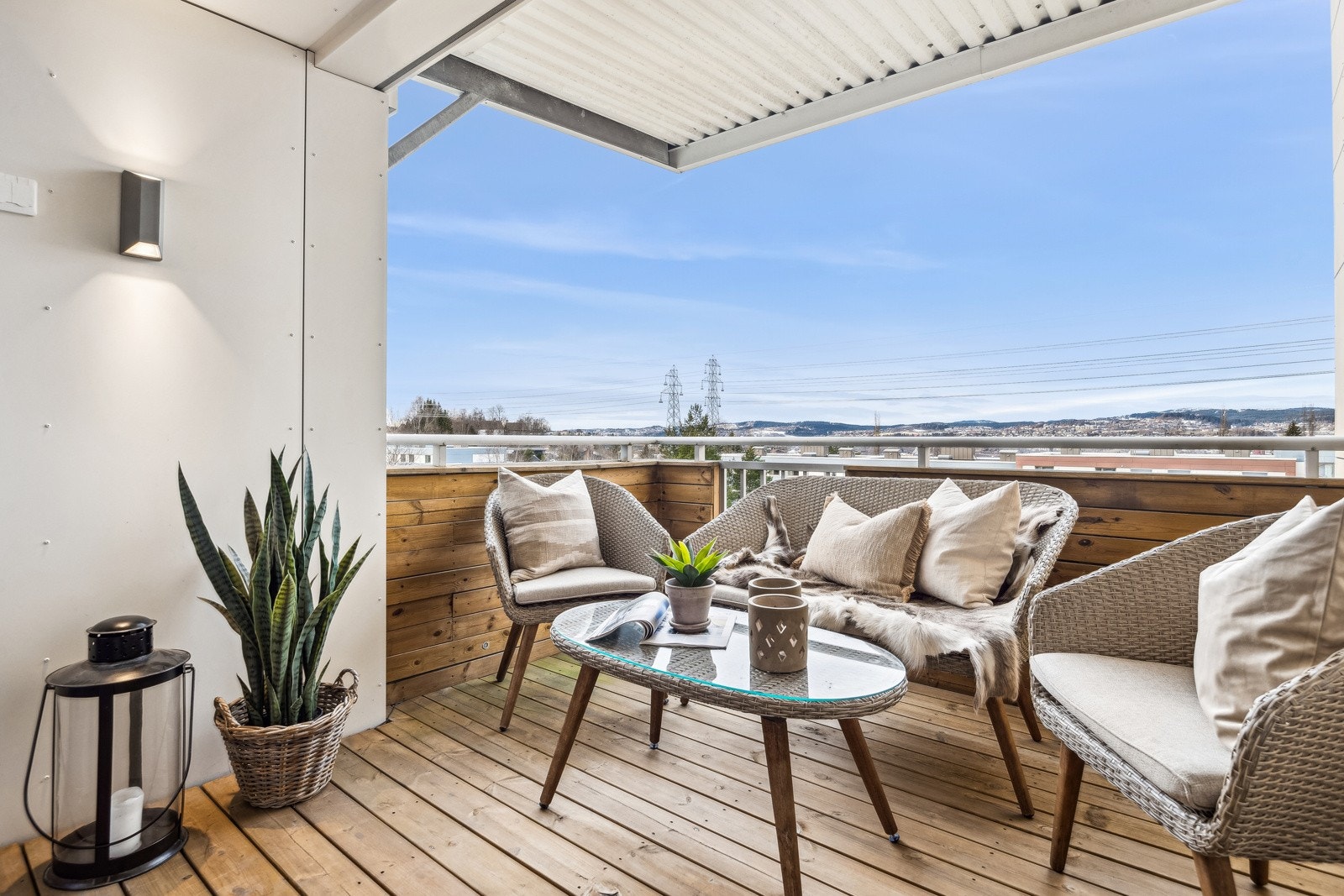 Nyt morgenkaffen på balkongen, eller samle de nærmeste mens du lager middag - den perfekte plassen for både ro og sosiale stunder. Galleribilde