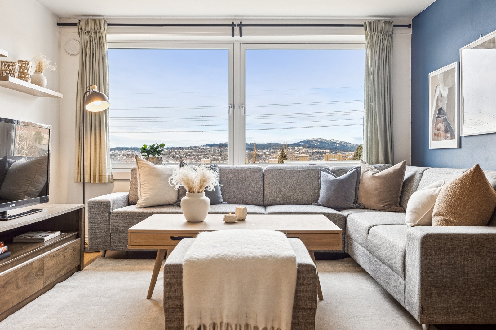 Med sine 28,5 kvm er stuen både romslig og stilfull - det perfekte stedet for å samle venner og familie til koselige stunder. Galleribilde