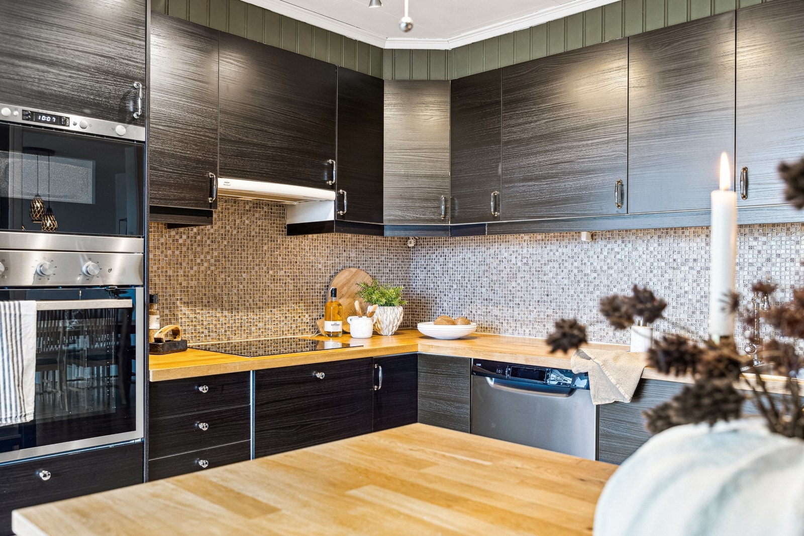 Kjøkkeninnredning fra 2016 med god plass og smarte løsninger for et effektivt kjøkken Galleribilde