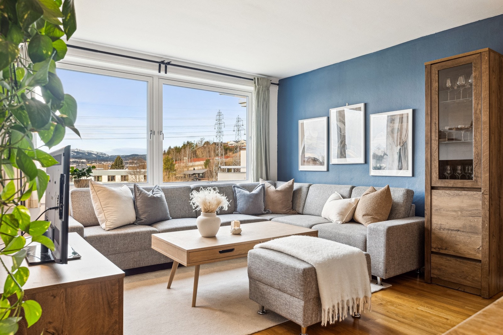 Rikelig med naturlig lys fra de store vinduene setter tonen for en lys og åpen følelse. Galleribilde