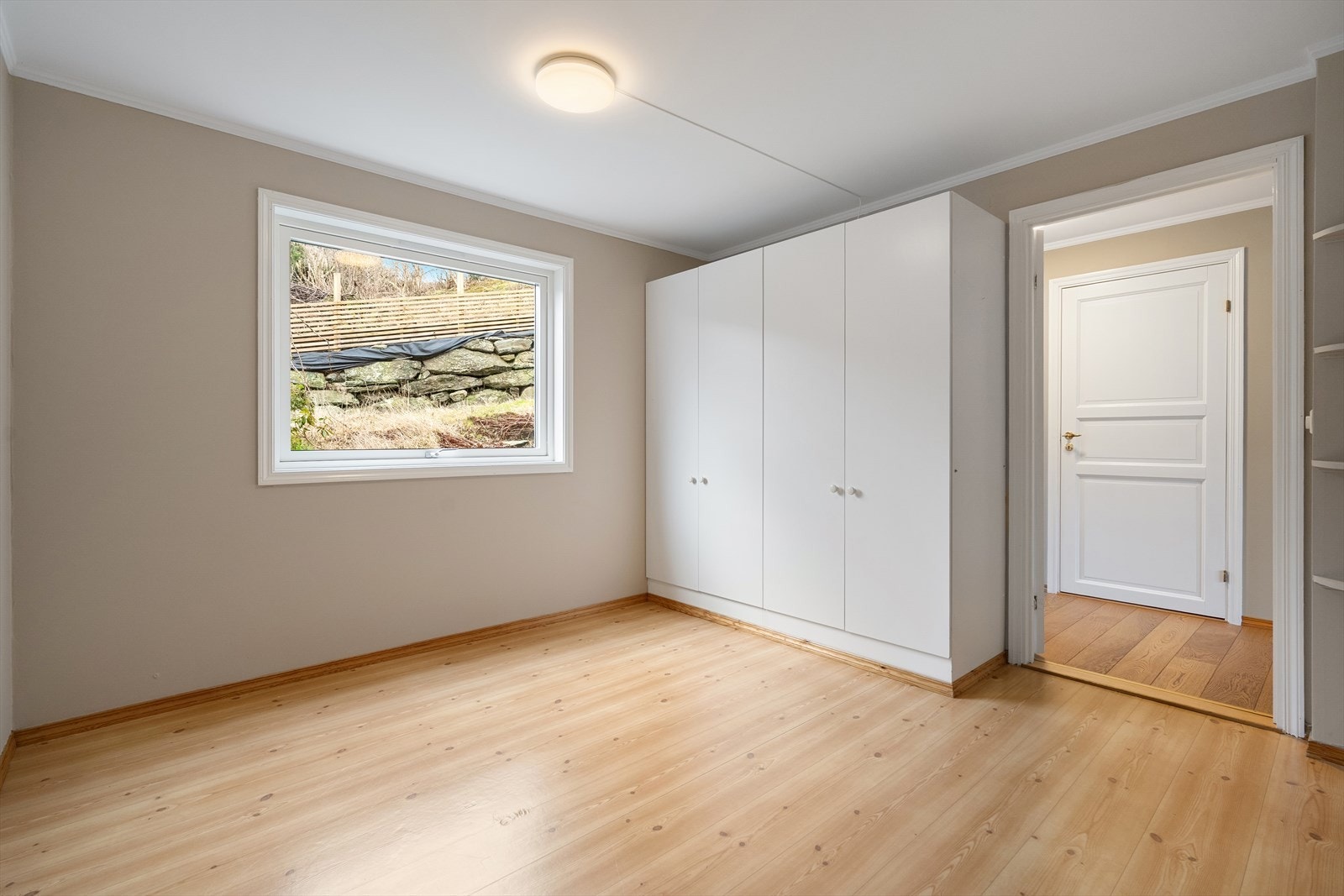 Hovedsoverommet har plass til dobbeltseng, garderobeskap, nattbord og andre hylleløsninger Galleribilde
