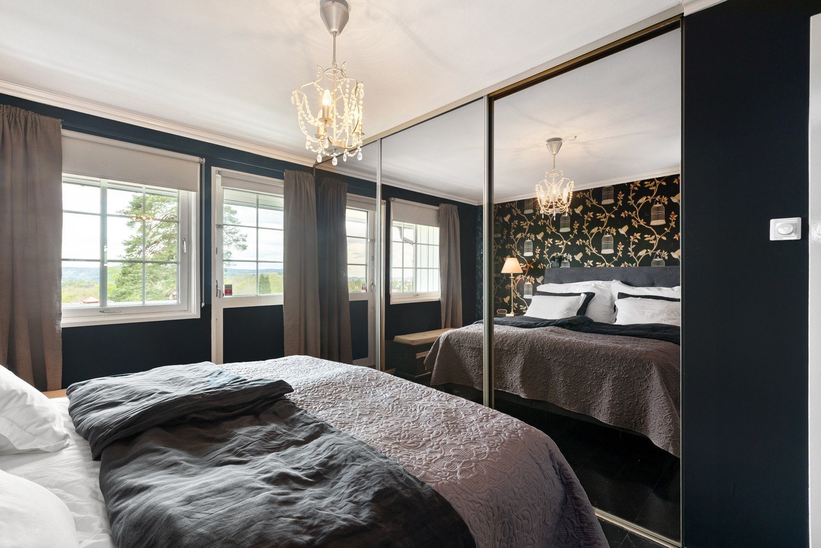 Stor skyvedørsgarderobe på soverom. Galleribilde