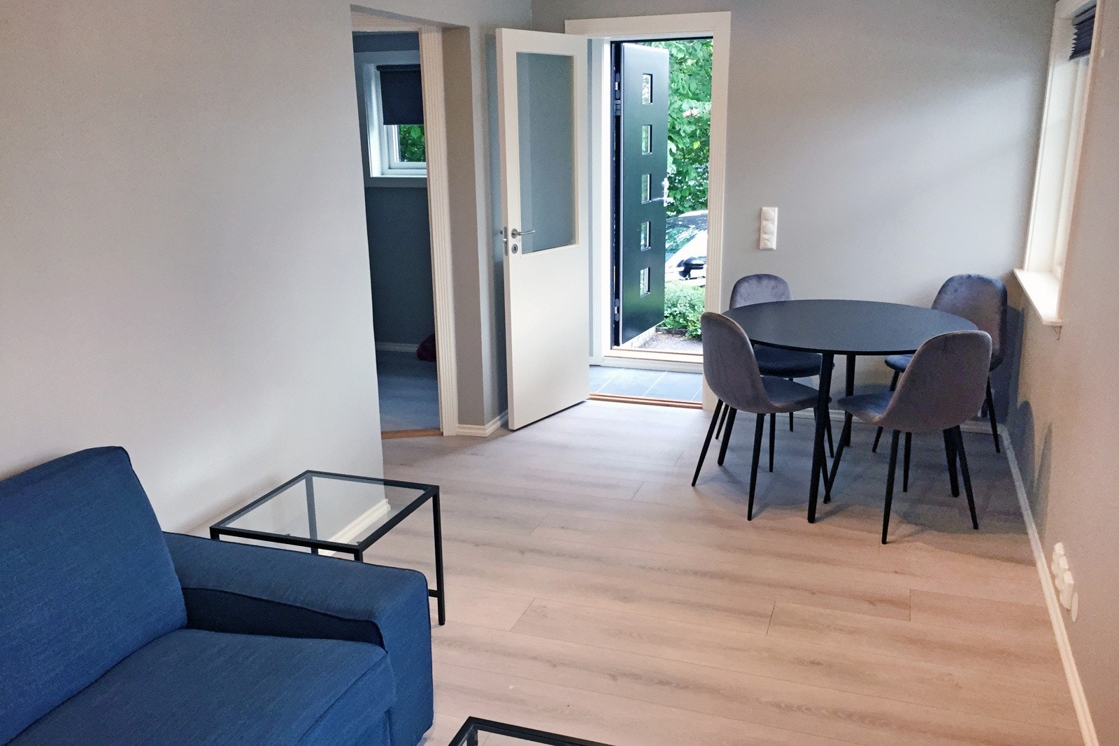 Utleiedel: Stue med plass til spisebord. Gulvvarme i hele leiligheten, totalrenovert i 2019. Egen strømmåler (plassert i hoveddelen) og varmtvannstank. Galleribilde
