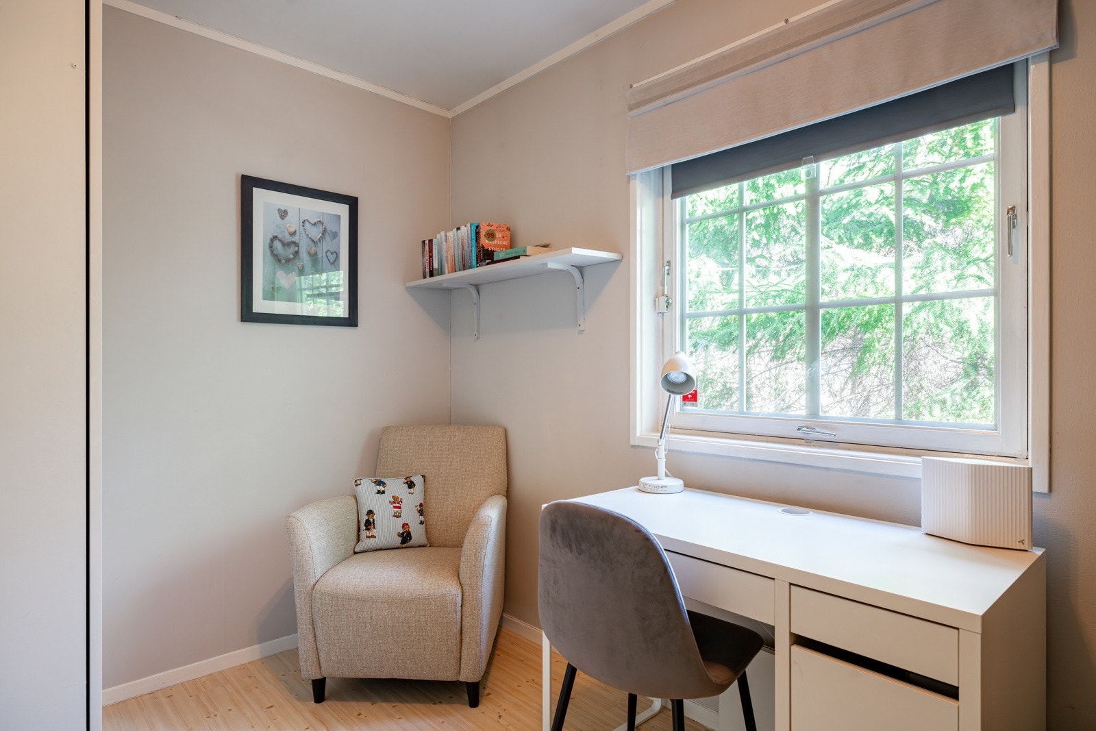 Her er det god plass til seng, skrivebord og garderobe. Galleribilde
