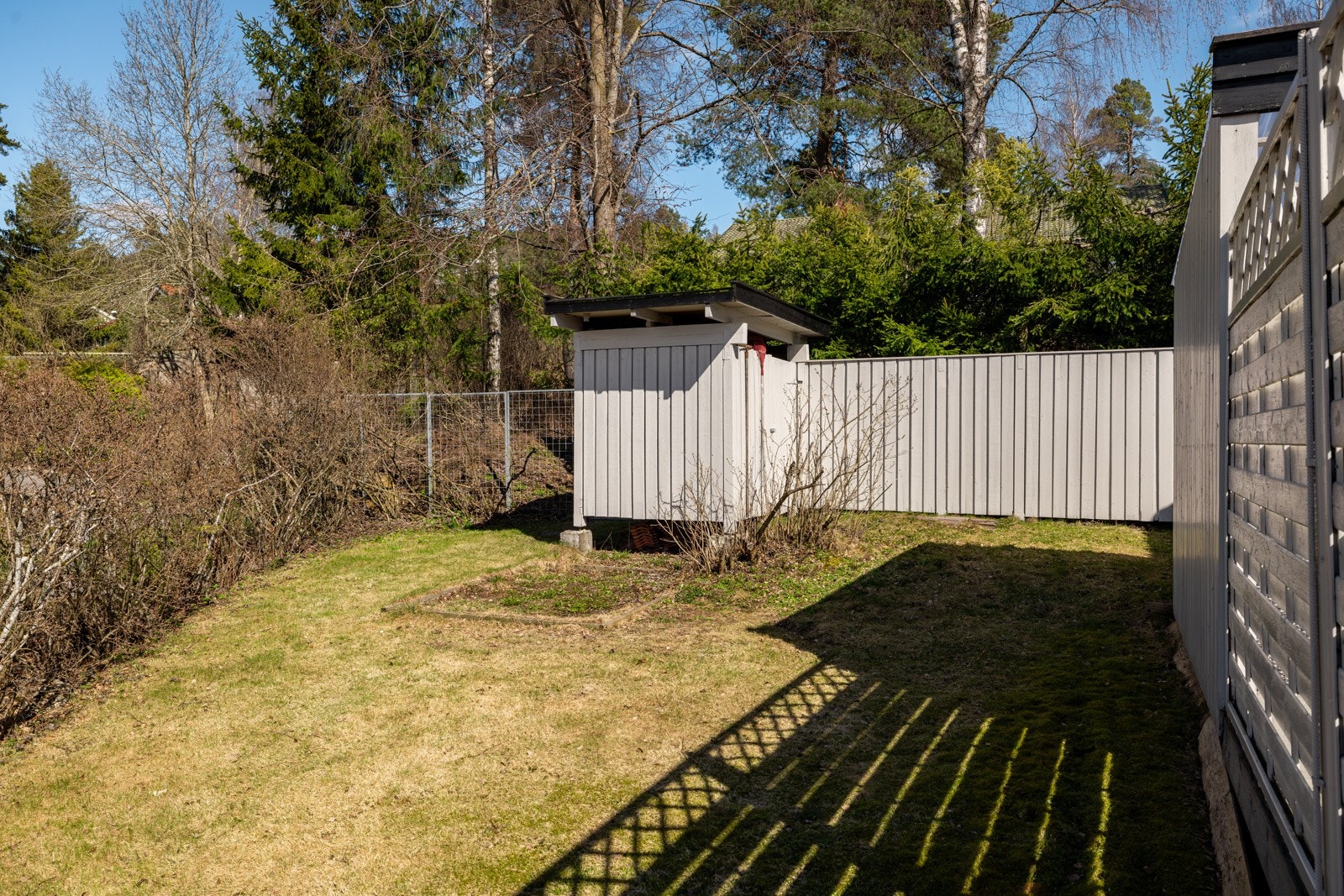 Redskapsbod. Port til sti bak huset. Galleribilde