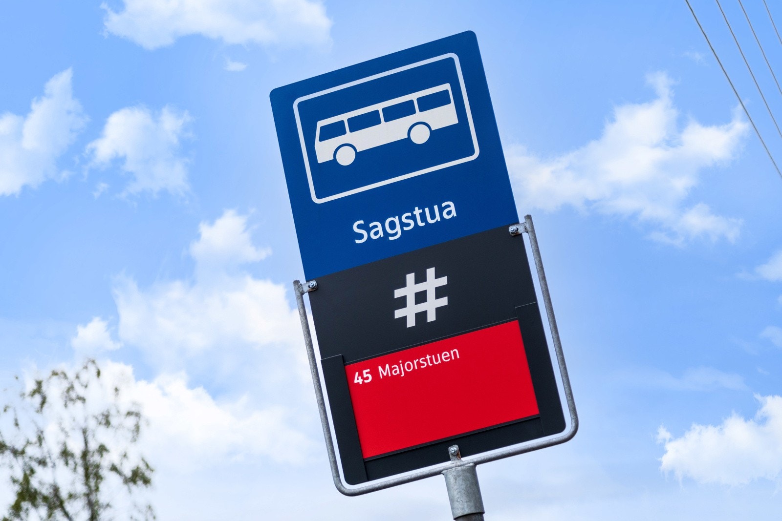 Busstopp rett ved eiendommen. Galleribilde