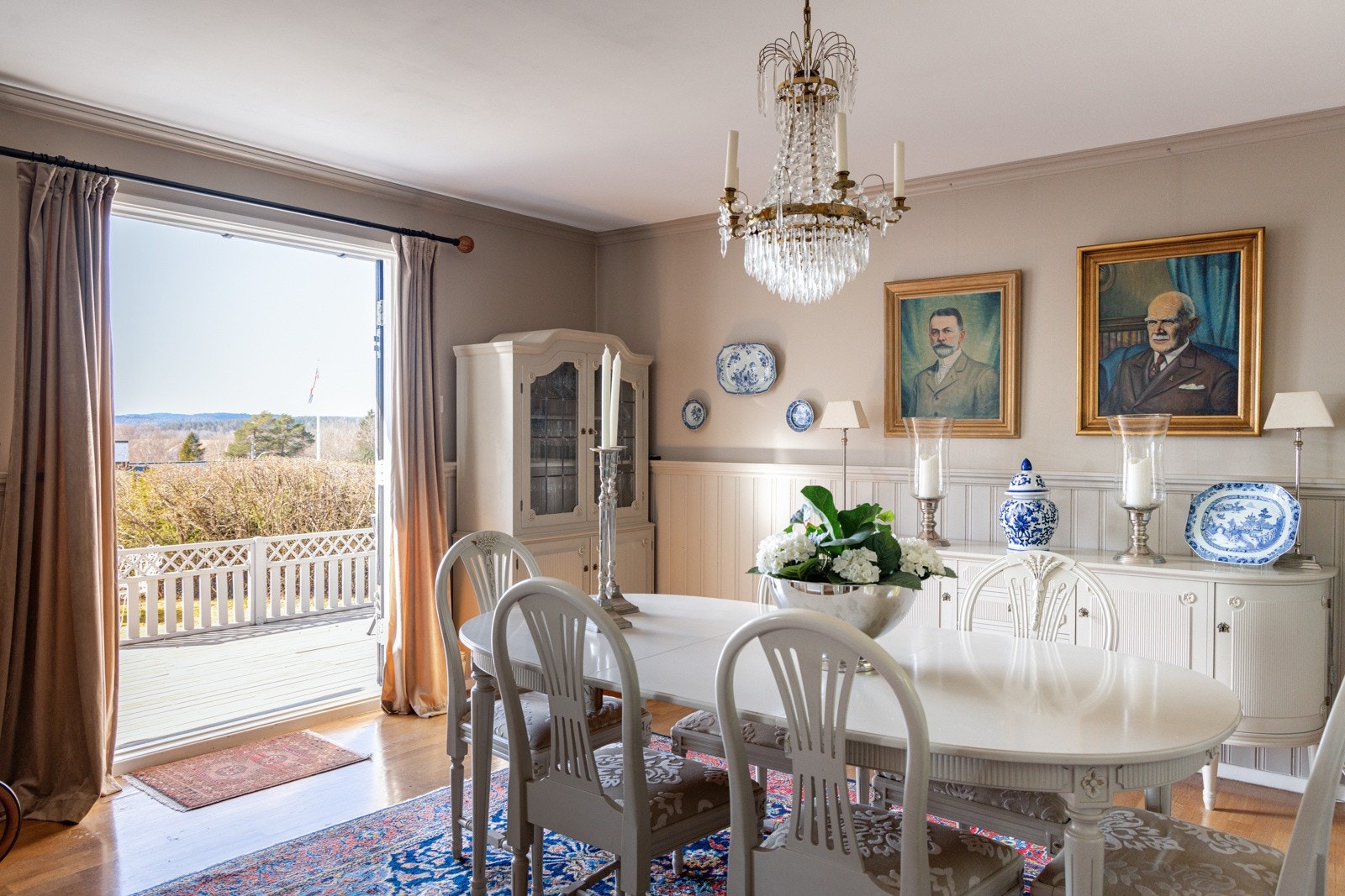 Doble fløydører ut mot hage og terrasse. Galleribilde