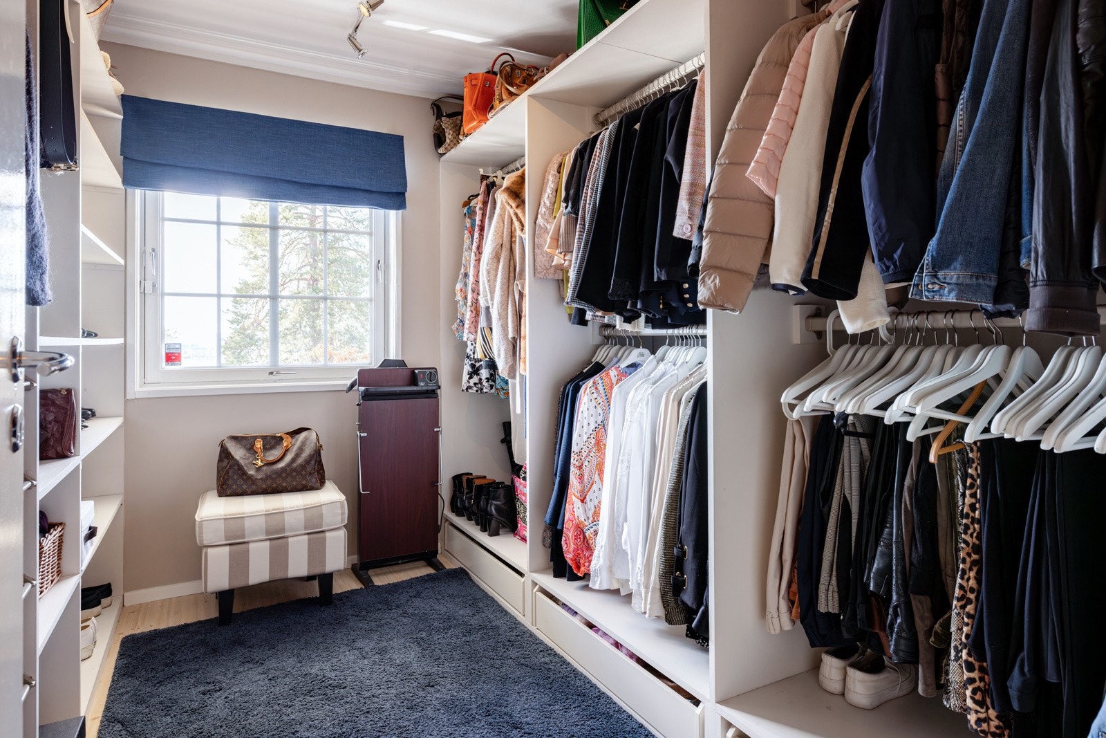 Walk-in-closet med rikelig plass til oppheng av klær. Galleribilde