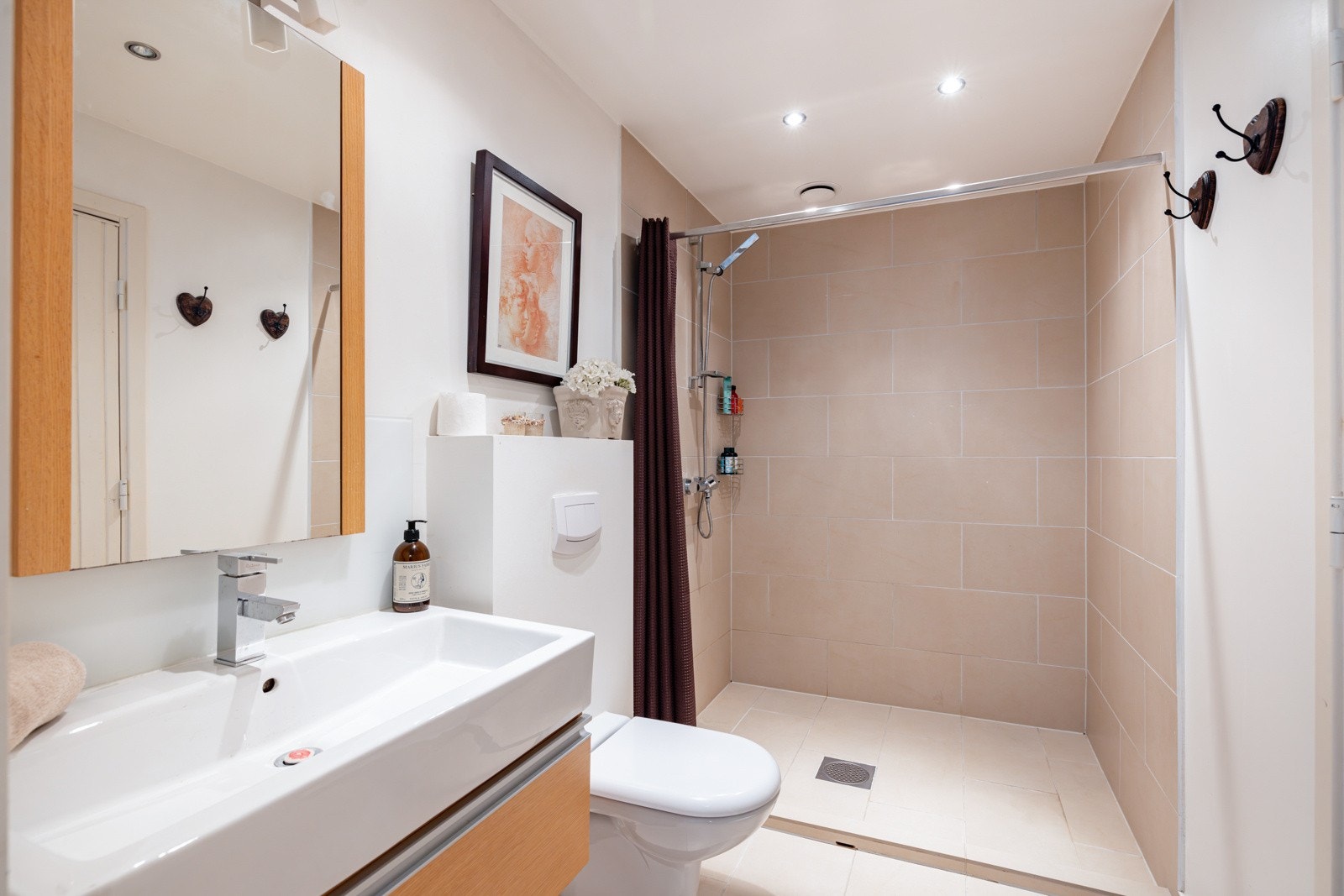 Bad i underetasje med adkomst fra hall. Badet ble pusset opp i 2008. Downlights i tak og varmekabler i gulv. Galleribilde