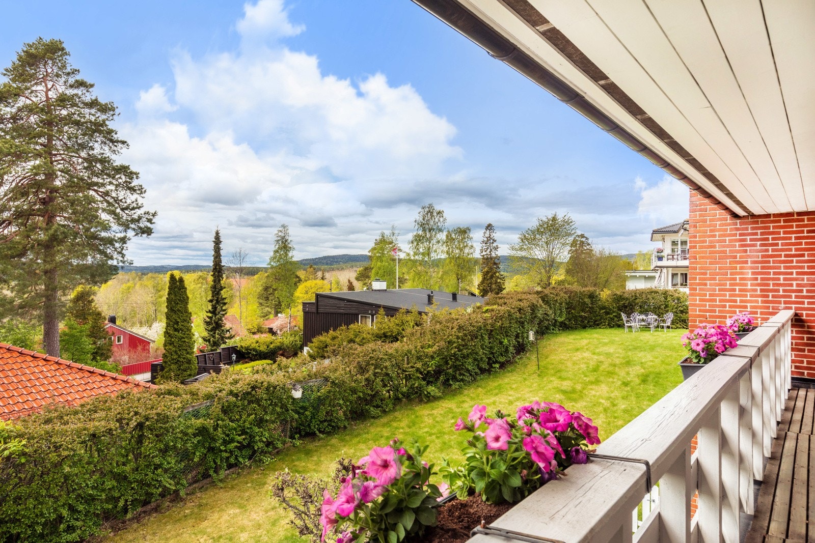 Flott og frodig utsikt fra balkongen. Galleribilde