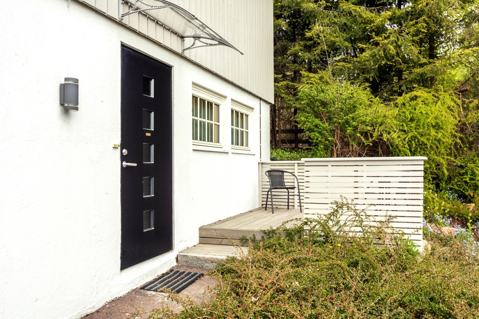 Inngang til utleiedel på siden av huset. Nyere terrasseplatting ved inngangsparti. Galleribilde