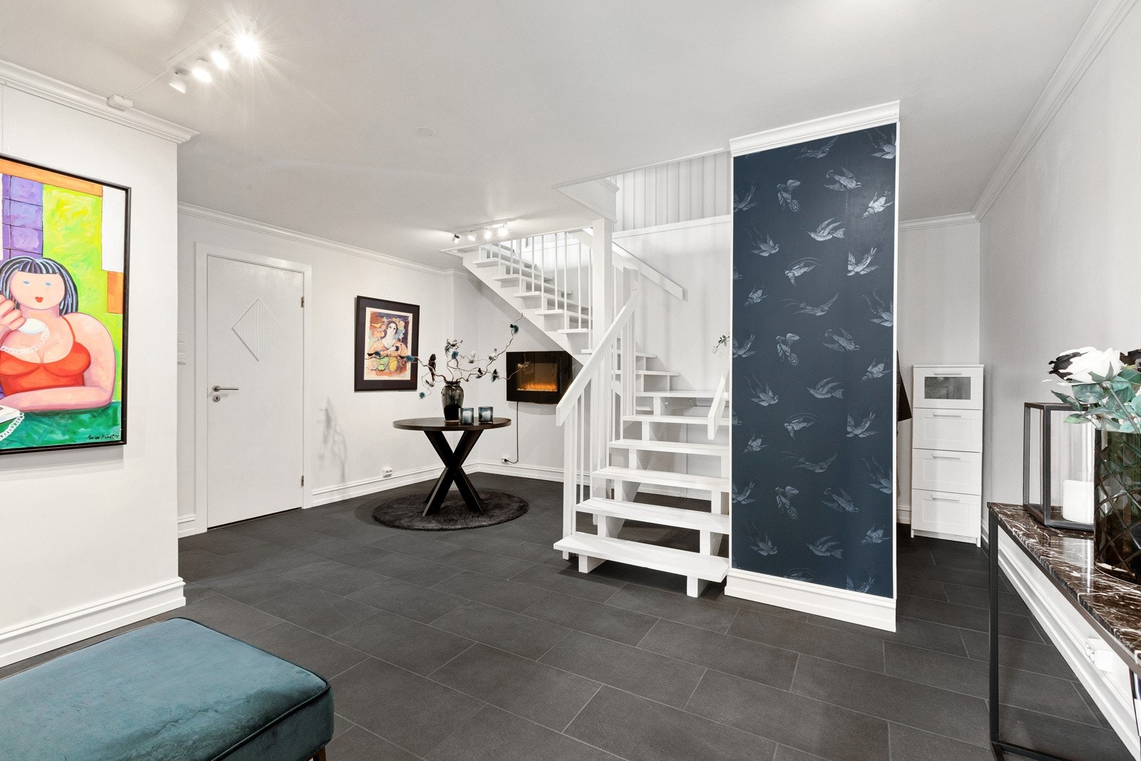 Stor og hyggelig hall med flislagt gulv og garderobeløsning. Galleribilde