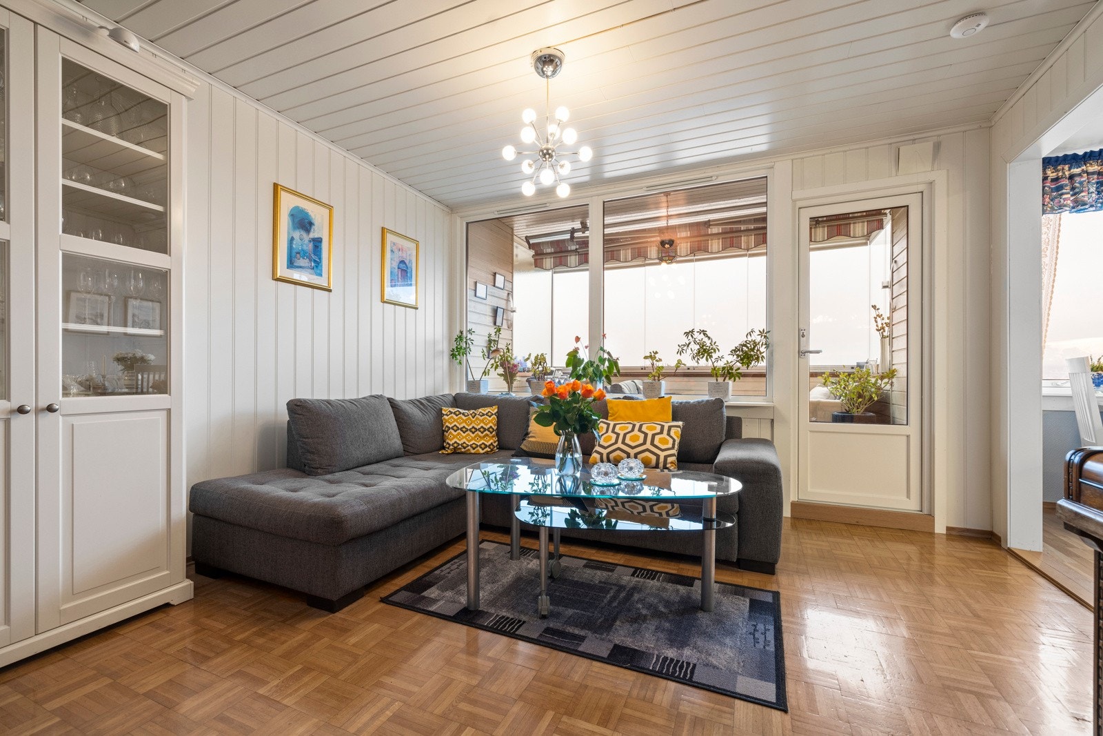 Her kan du enkelt plassere både en stor sofa for avslapping og et spisebord for måltider med venner eller familie Galleribilde