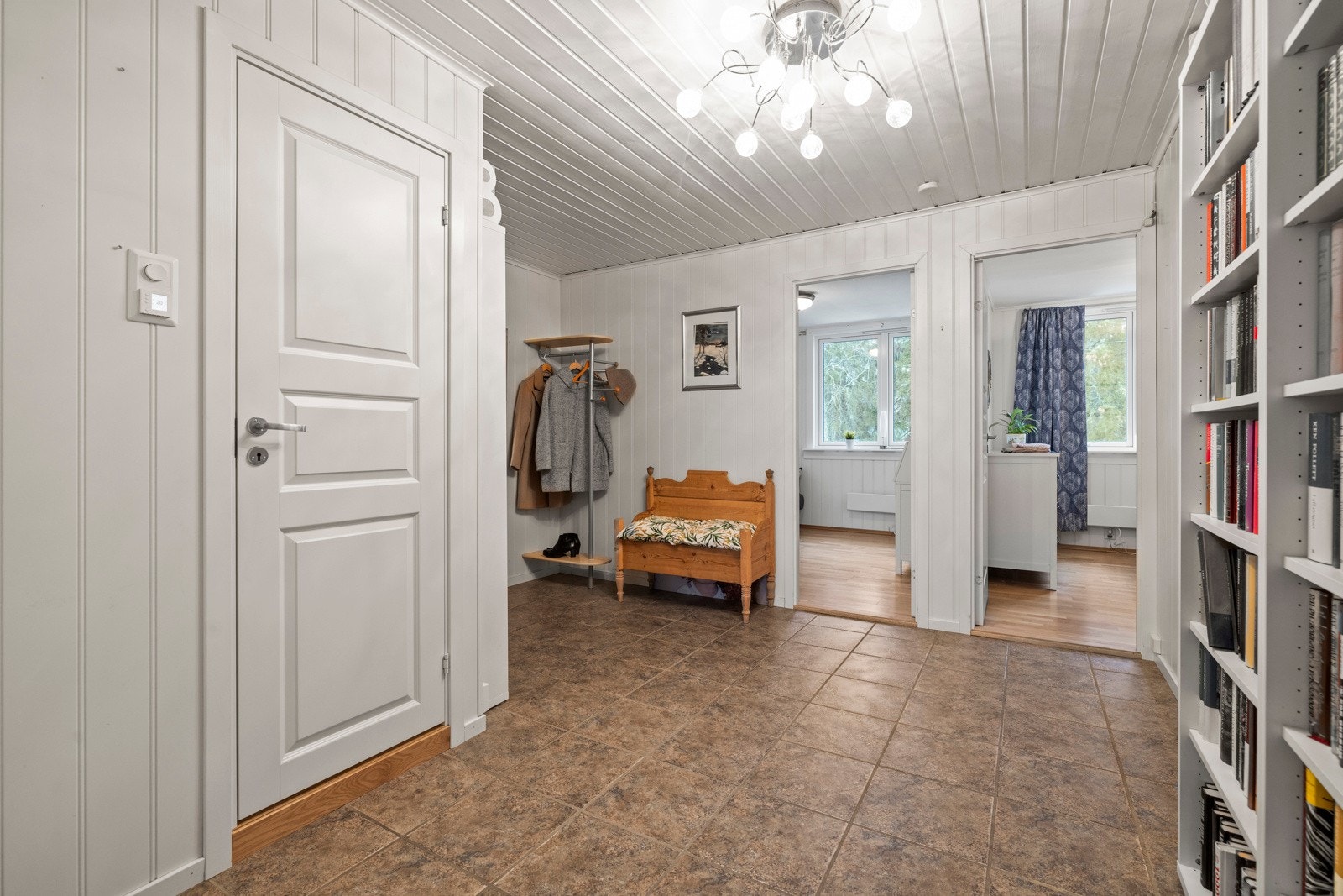 Her er det god plass til å organisere og lagre yttertøy og sko Galleribilde