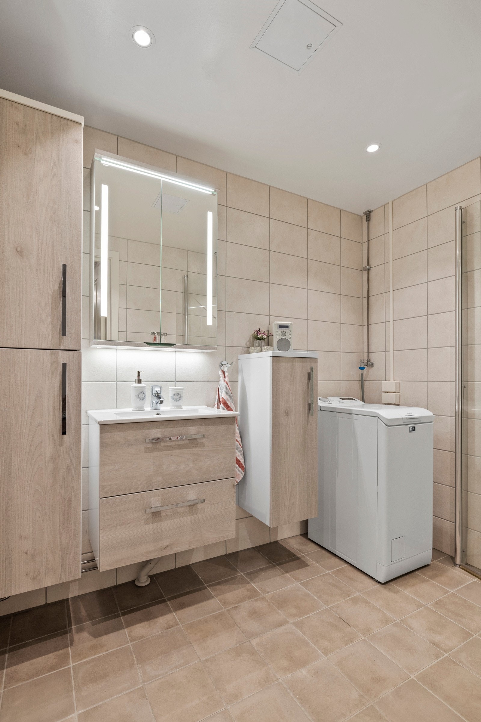Badet ble pusset opp i 2019 i regi av borettslaget og holder en moderne standard med fliser på gulv og vegger Galleribilde