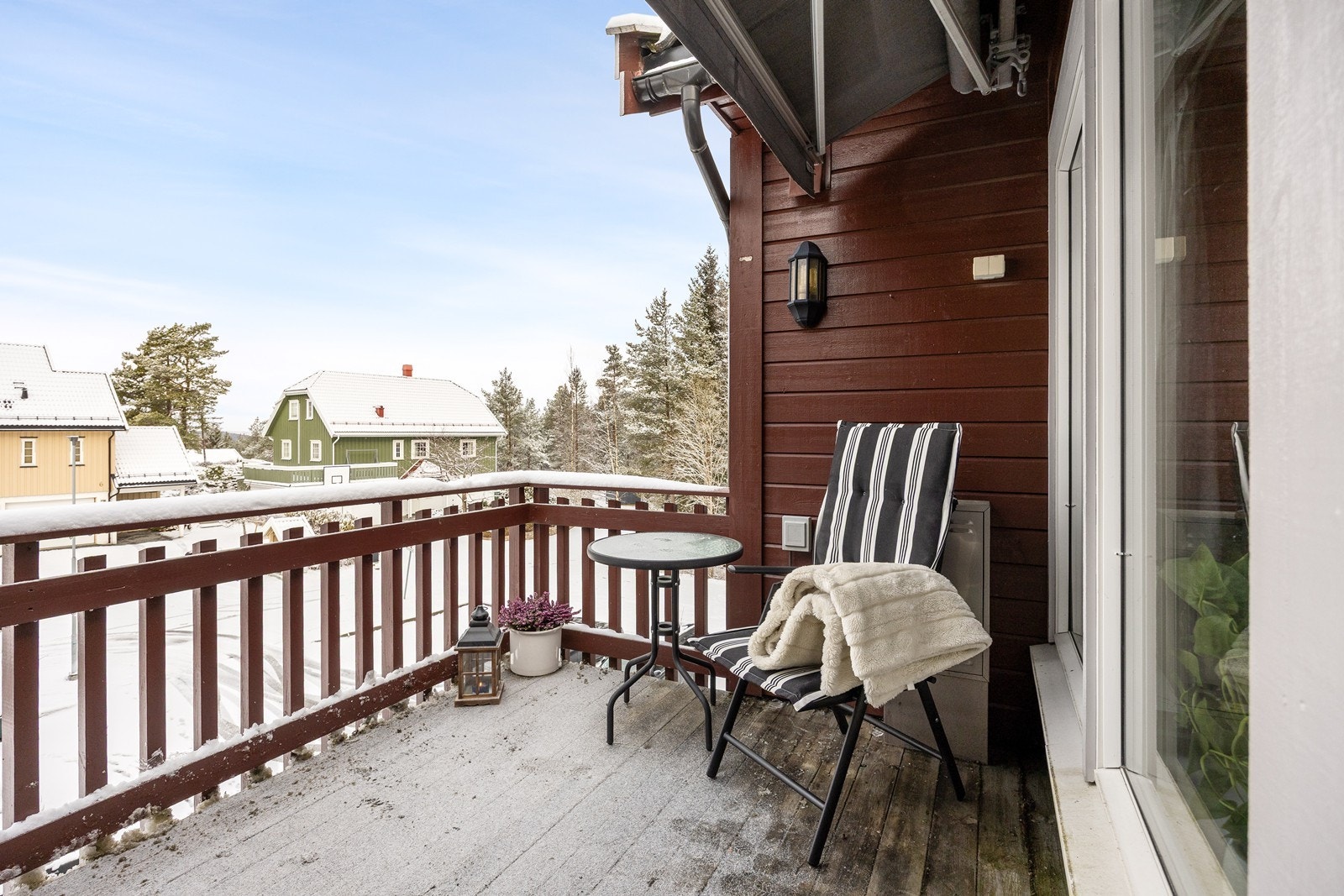 Utenfor stuen er det en usjenert balkong hvor man kan nyte ettermiddagssolen. Det er gassuttak til gassgrill på balkongen (tilknyttet felles gasstank på eiendommen) Galleribilde