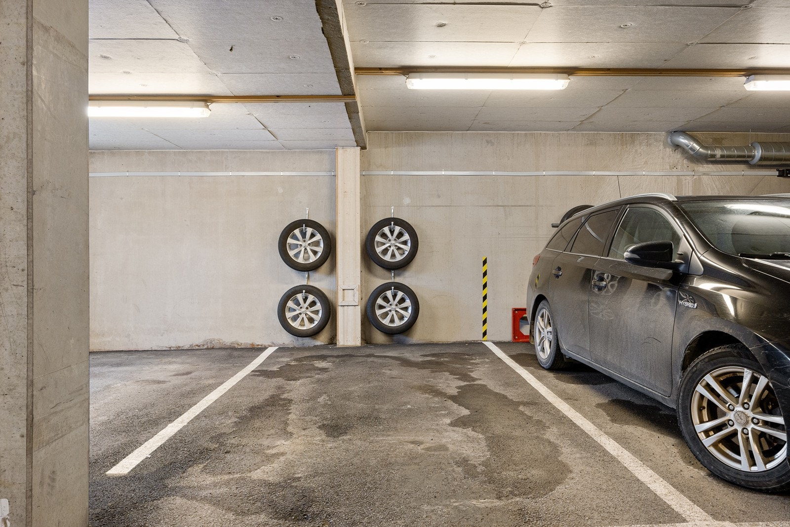 Leiligheten disponerer egen parkeringsplass i felles garasjekjeller. Ytterligere gjesteparkering på framsiden av bygget Galleribilde