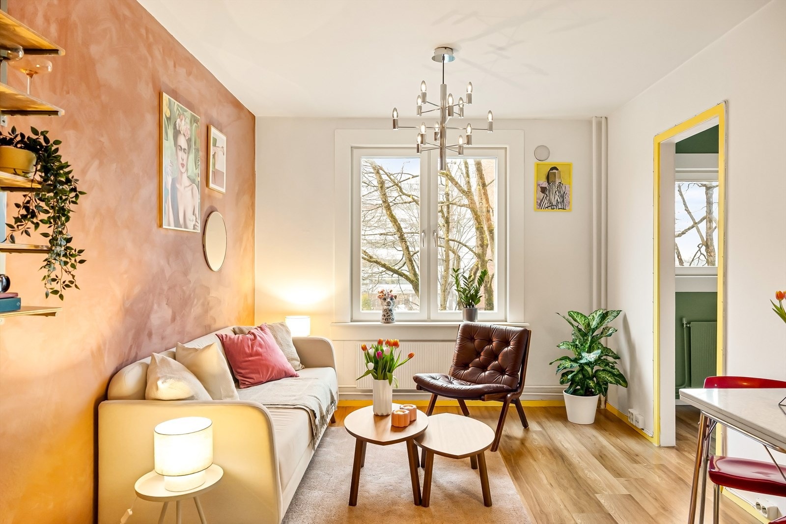 Planløsningen åpner opp for flere møbleringsmuligheter med god plass til sofagruppe, TV-møbler og spisebord med tilhørende stoler. Galleribilde