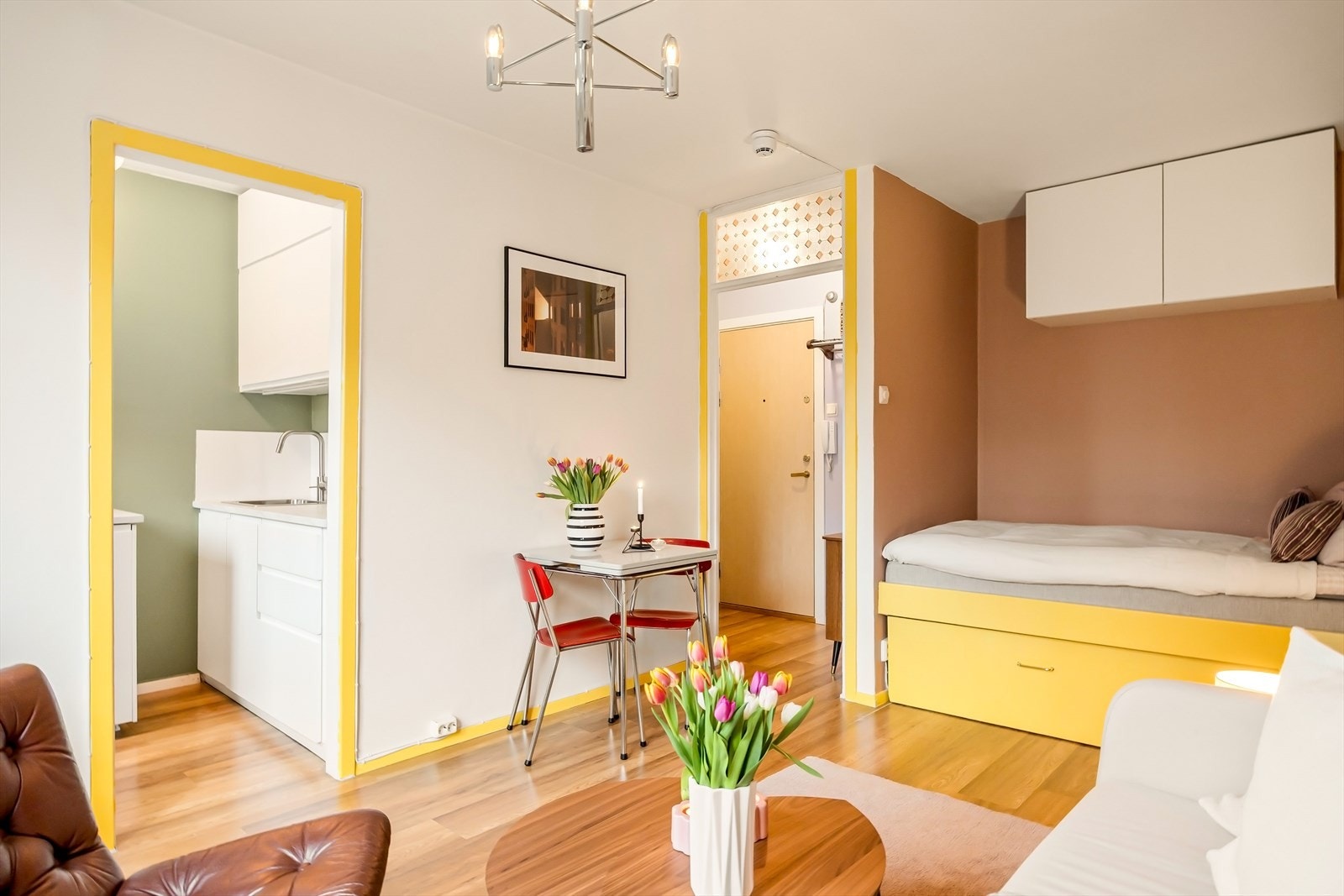Det er også plass til et hyggelig spisebord, perfekt for måltider med familie eller venner, og gir rom for å invitere gjester på besøk. Galleribilde