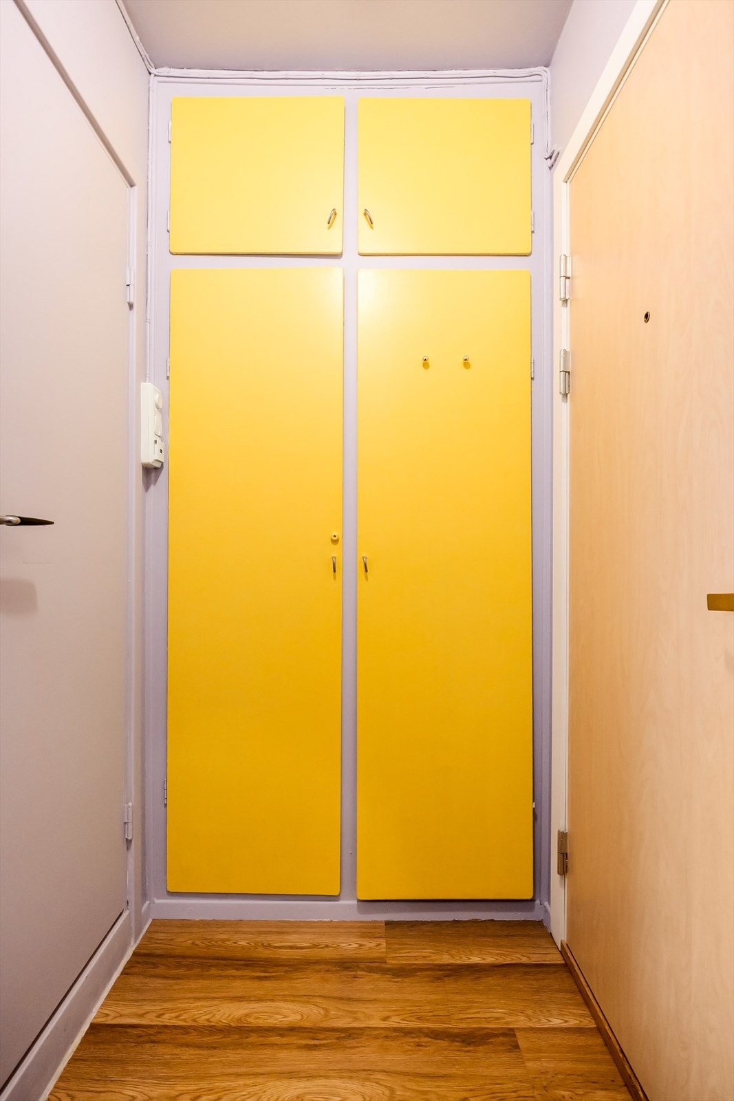 Leiligheten har en åpen entré som gir et godt førsteinntrykk. Her er det plass til å henge fra seg yttertøy og sko i et praktisk, plassbygd skap. Galleribilde