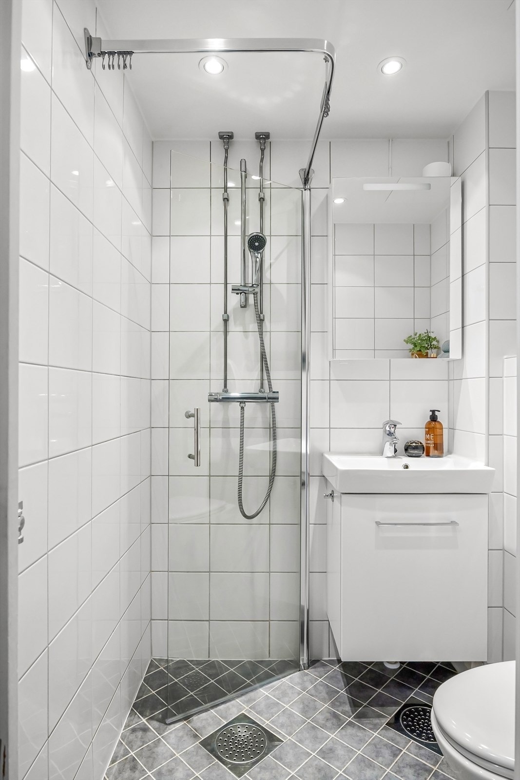 Pent flislagt bad med gulvvarme og downlights, rehabilitert av borettslaget i 2013. Galleribilde