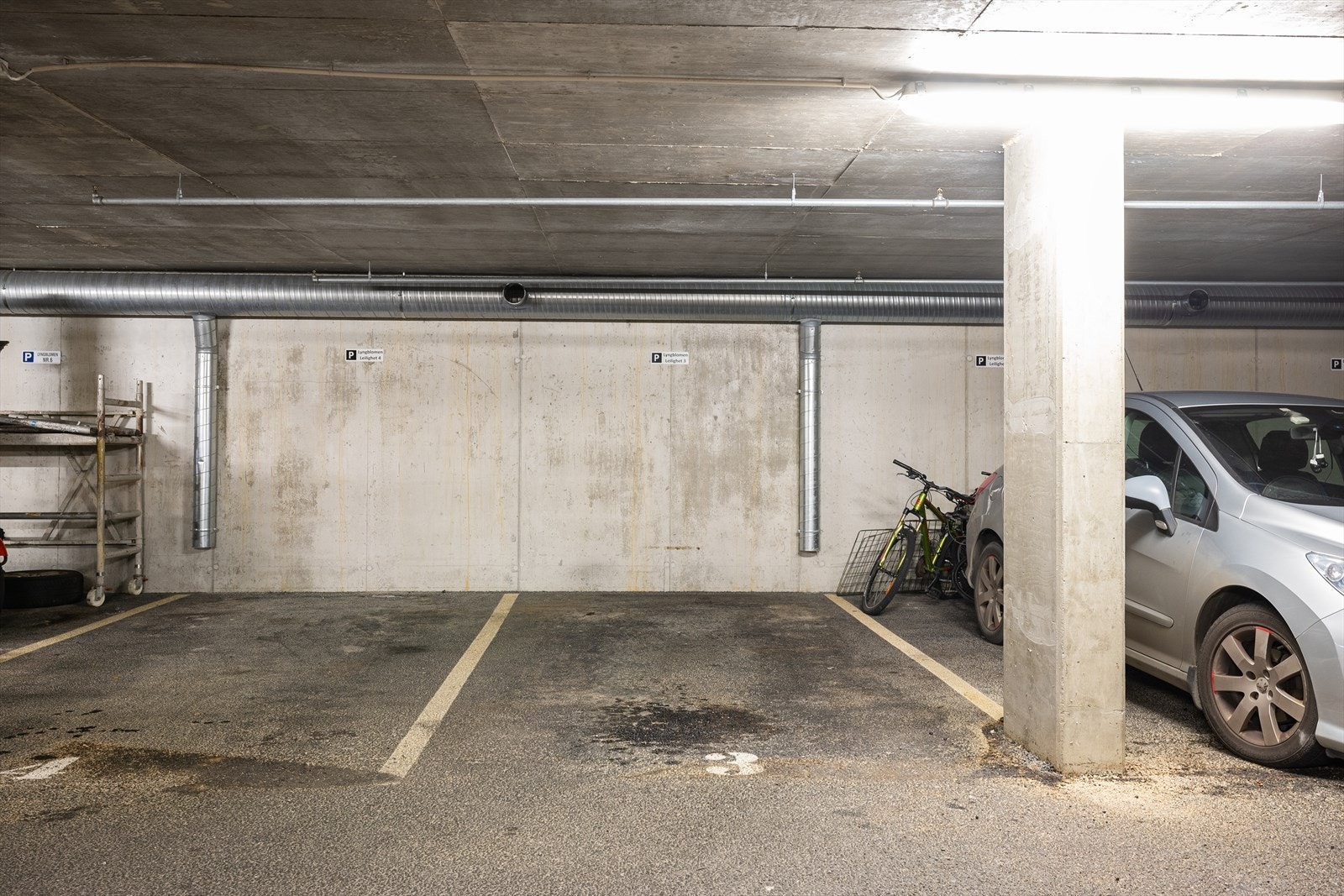 Medfølgende parkeringsplass, parkeringen er i bygget vedsiden av. Galleribilde