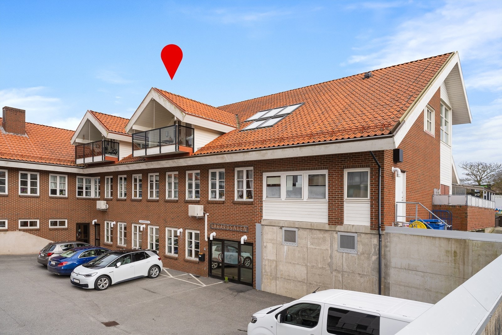 Monica Mørk Aase i EiendomsMegler 1 presenterer Lyngblomen 1 på Vigrestad. Galleribilde
