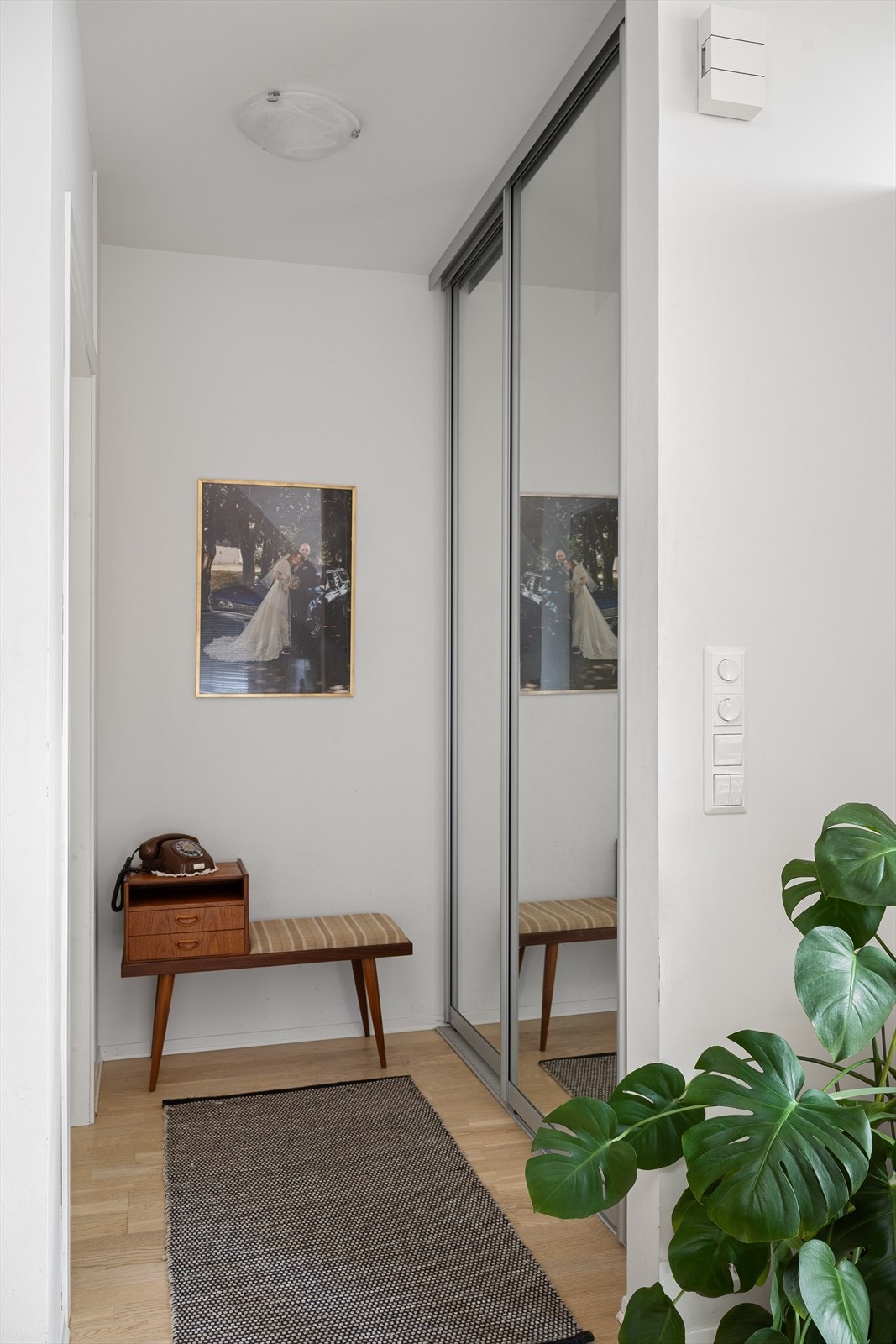 Praktisk skyvedørsgarderobe med speilfronter når en kommer inn i boligen. Galleribilde