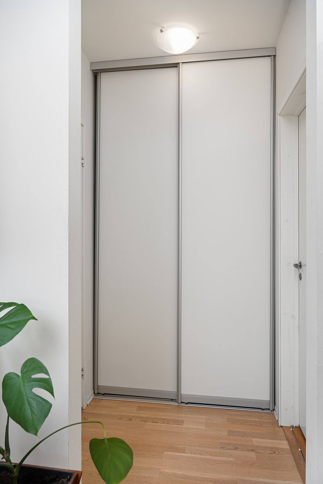 Skyvedørsgarderobe mellom bad og innvendig bod. Galleribilde