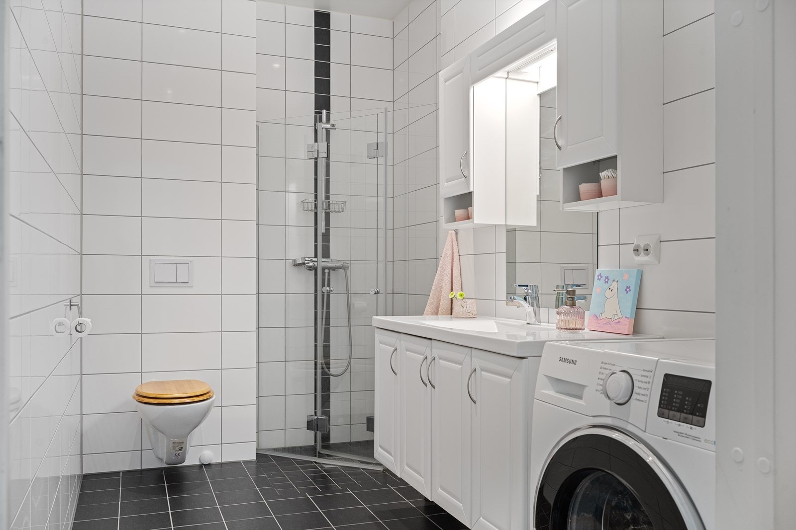 Helfliset bad, badet har også plass for vaskemaskin. Galleribilde
