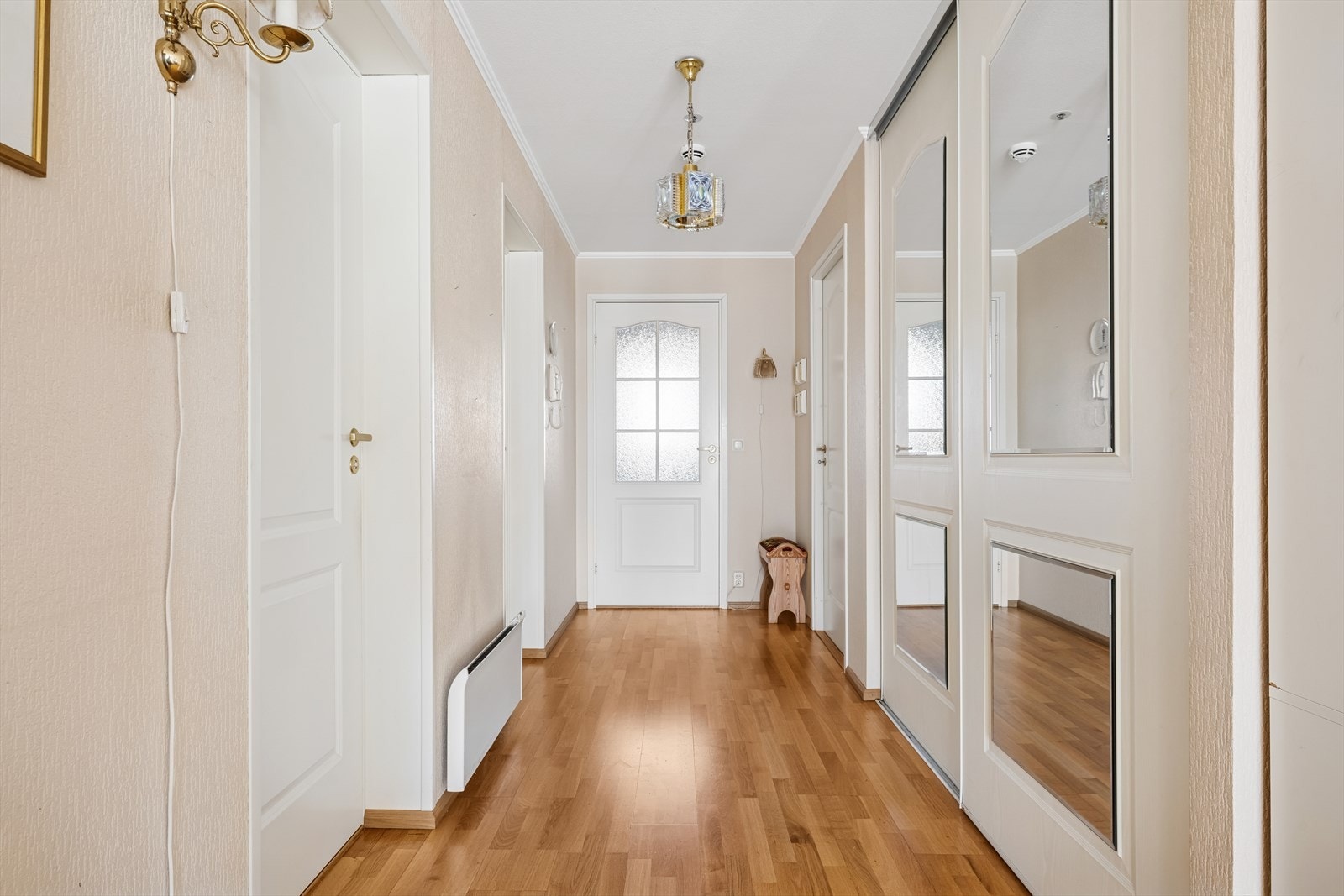 Hall med praktisk skyvedørsgarderobe Galleribilde