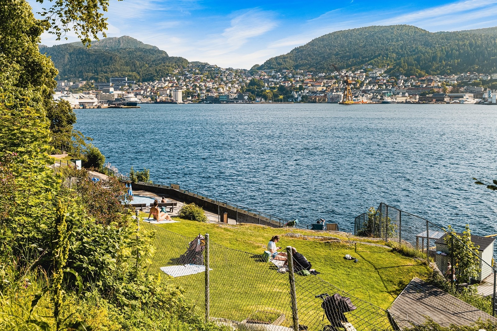 - Nordnes sjøbad ligger ved Nordnesparken og er tilrettelagt med basseng, stupebrett og dusjanlegg - Galleribilde