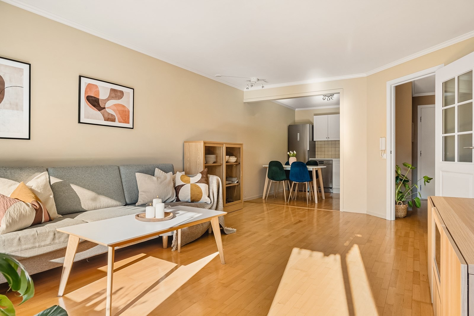 - Felleskostnadene ligger i dag på kr 2 466,- per måned og inkluderer forsikring, vaktmestertjenester, grunnpakke tv/internett og forretningsførsel - Galleribilde