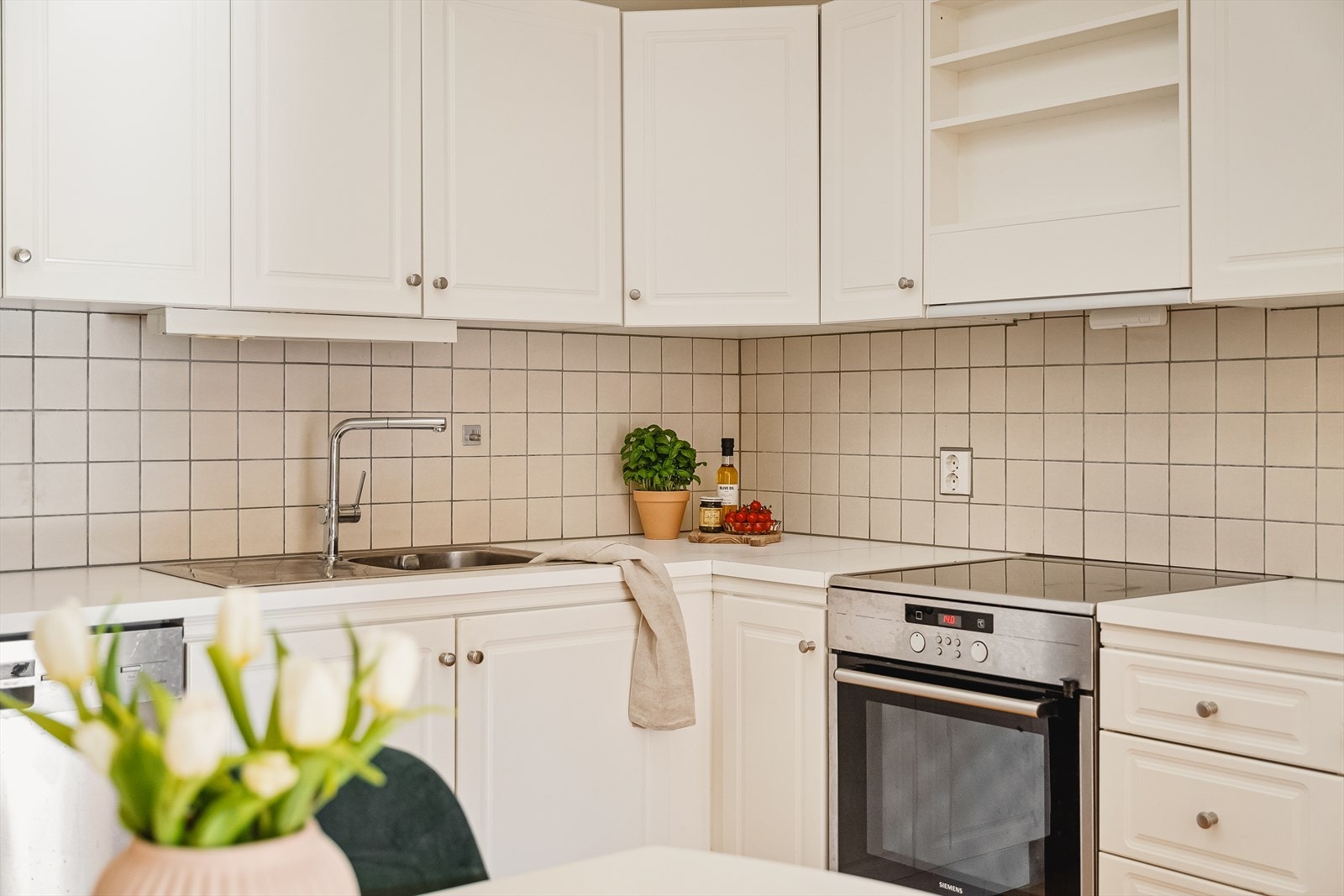 - Tidløs kjøkkeninnredning med profilerte fronter og benkeplate av laminat - Galleribilde