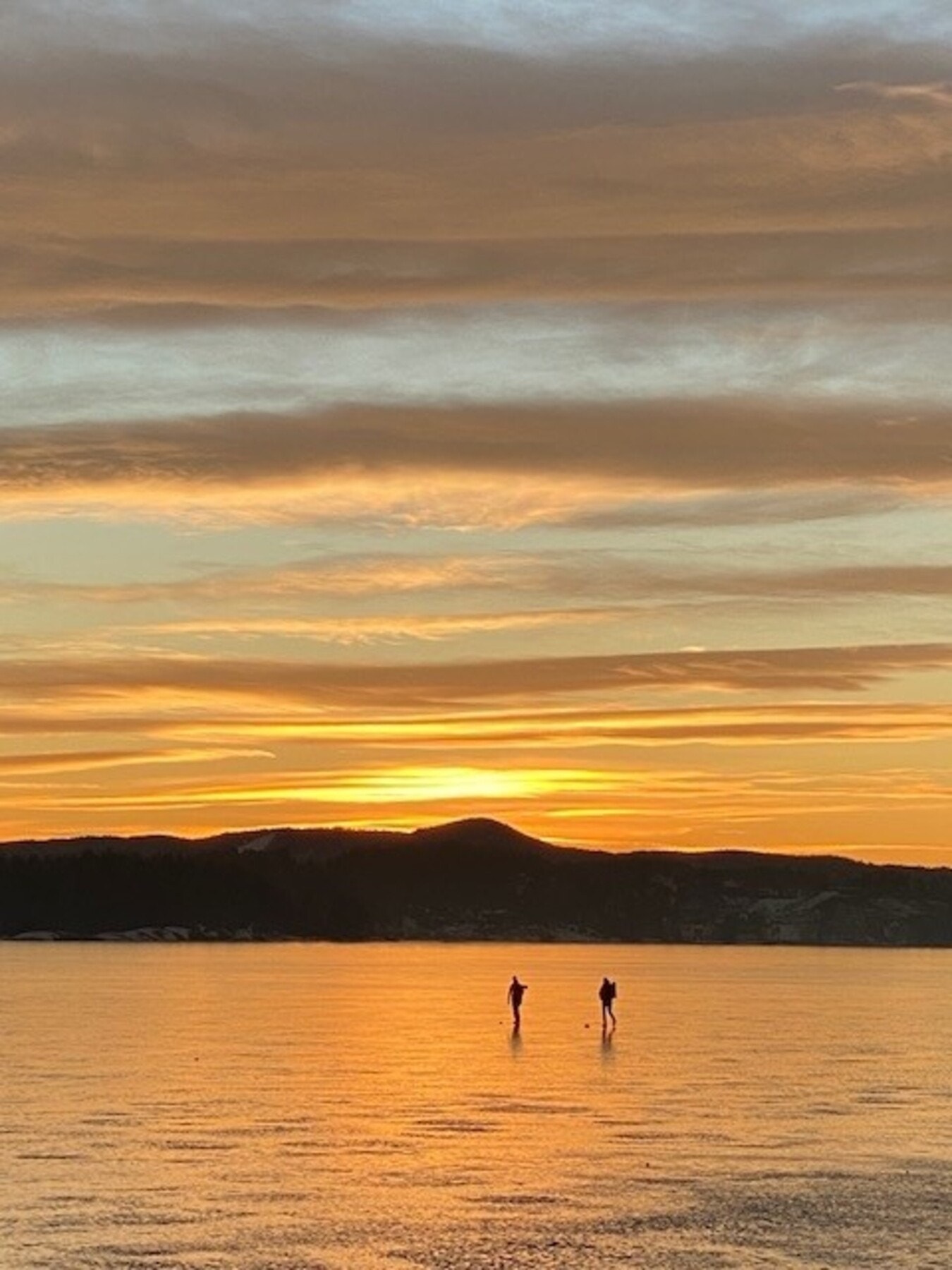 Vakker kveldstur på isen om vinteren Galleribilde