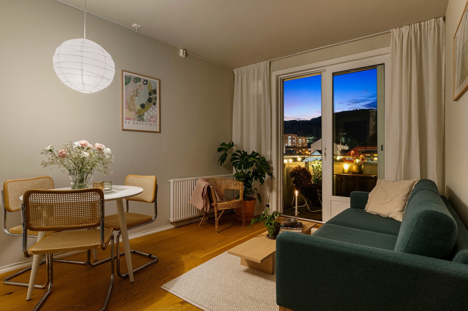 Leiligheten har endebeliggenhet i blokken med balkong vendt mot sørvest. Galleribilde