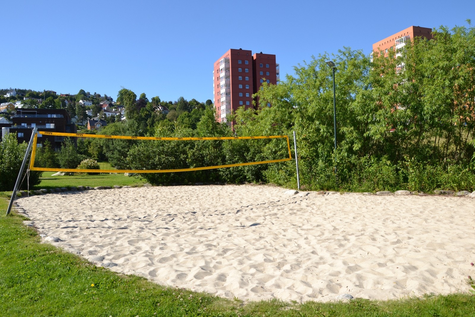 Volleyballbane ved Mellomila og Koefoedgeilan Galleribilde