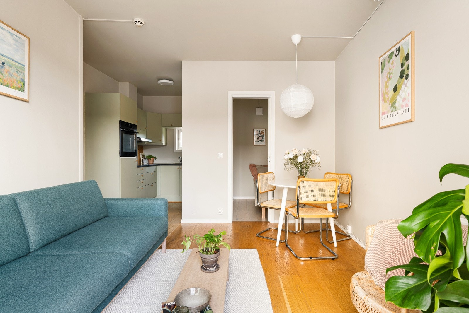 Lys og innbydende stue med inngang til kjøkken og sovealkove. Galleribilde