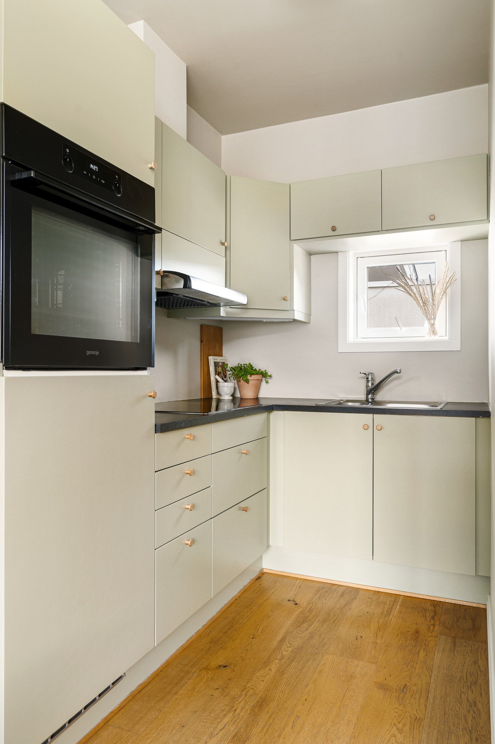 Kjøkken med integrerte hvitevarer. Galleribilde