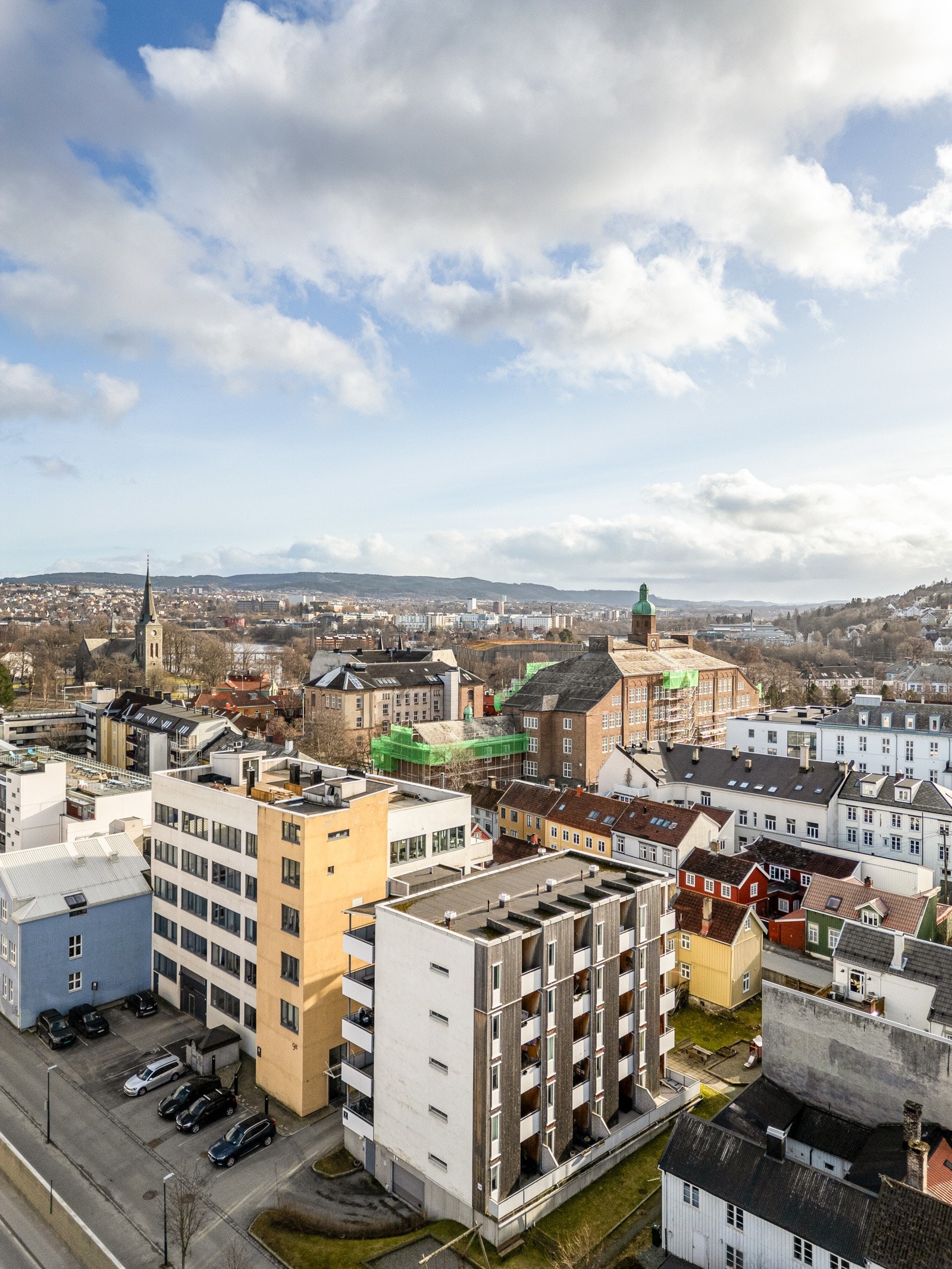 Kort vei til kollektivtrafikk (Buss og Tog). Galleribilde
