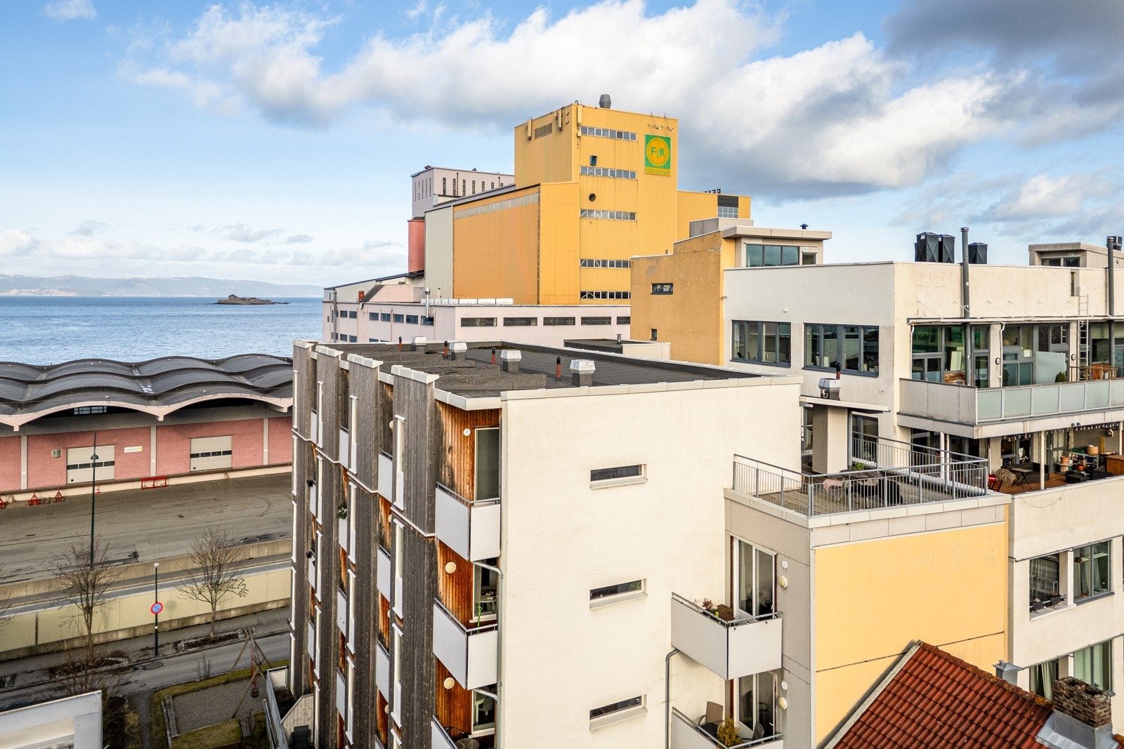 Leiligheten ligger i enden av blokken i 4. etasje. Galleribilde