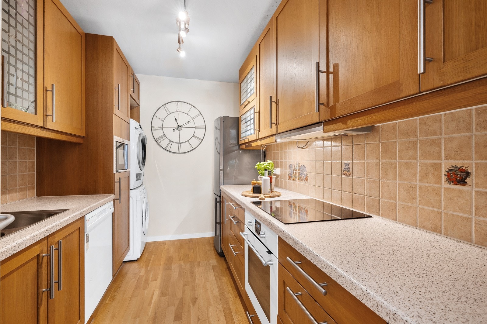 Det ble montert ny kjøkkeninnredning rundt 2010, plassert parallelt langs to sider, noe som gir god arbeidsflyt og bra med skapplass. Galleribilde