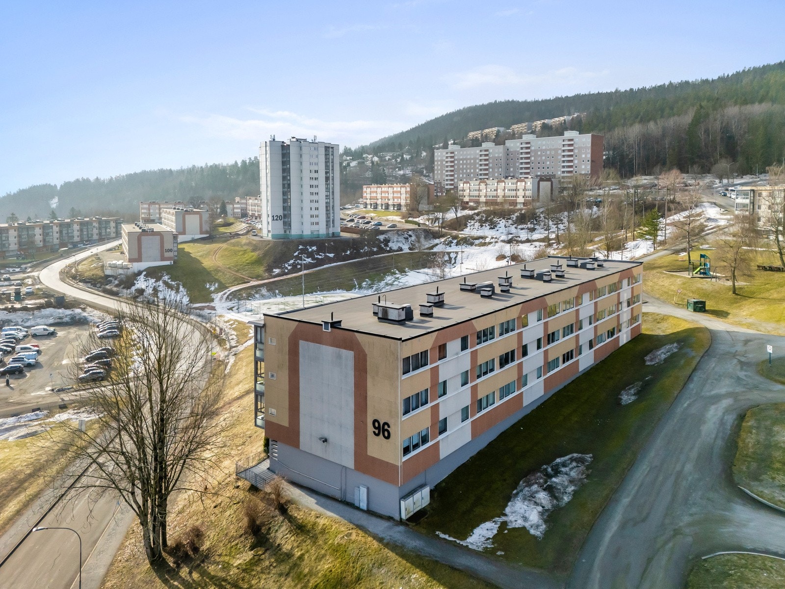 Dette er en lys og trivelig 4-roms andelsleilighet med gjennomgående planløsning i andre etasje. Galleribilde